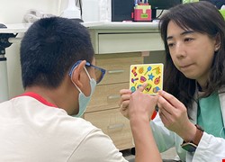 君君人生翻轉！從躲牆角到赴日演奏陶笛 中醫大附醫成立「兒童及青少年視覺復能中心」 跨科統合治療靈魂之窗 特殊孩童不再霧茫茫